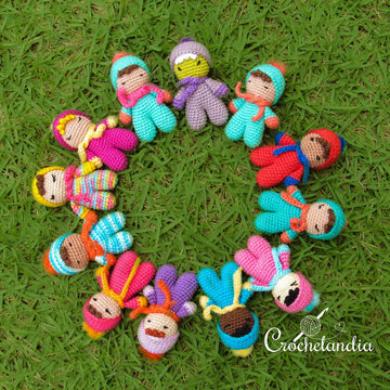 Fofolete Mini Doll - crochet pattern by Crochelandia
