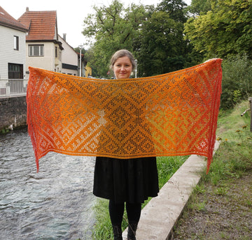 Darova filet shawl