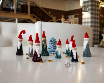 5 Santas knitting flat