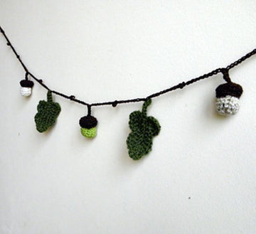 Acorn and leaf lariat garland decoration
