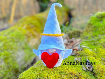 Gnome angel with heart