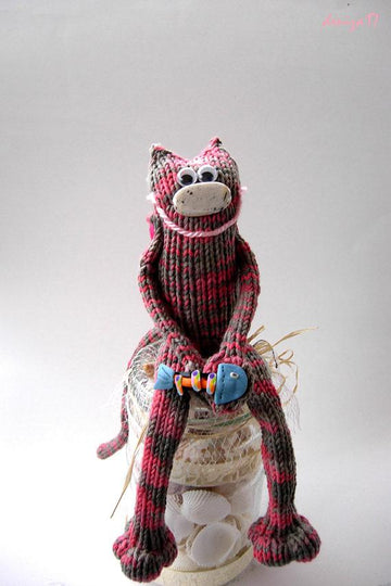 Thin cat (knitted round)