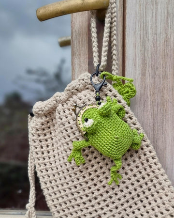 Frog coin purse keychain bag charm with clover kiss clasp crochet pattern T34