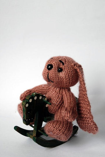 Dusty pink rabbit (knitted round)