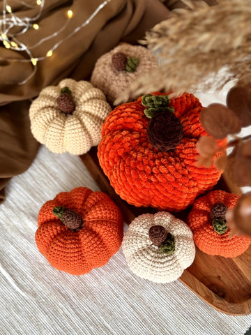 Realistic pumpkins in 2 sizes