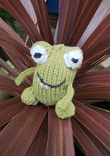 Dinosaur pocket buddy knitting pattern