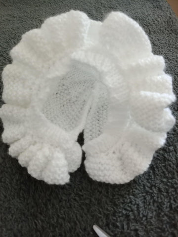 Easy frilled baby hat