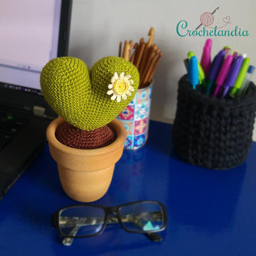 Cactus Amore - crochet pattern by Crochelandia