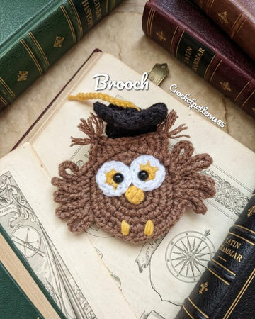 Wise Owl 2 Graduation Brooch English-US