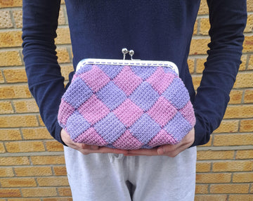 Checked Kiss Clasp Purse