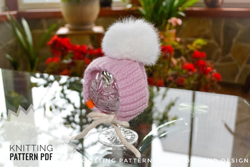 Hat with pompom for small dog