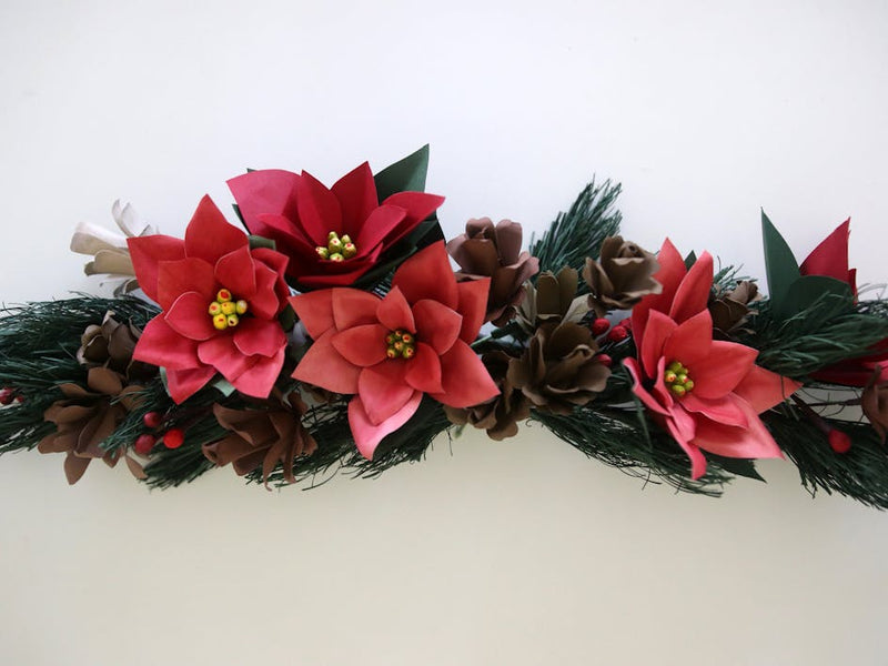 Make this beautiful holiday paper flower garland in time for the festive season!