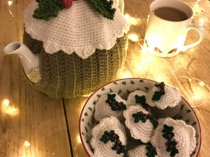 Crochet a Christmas tea cosy