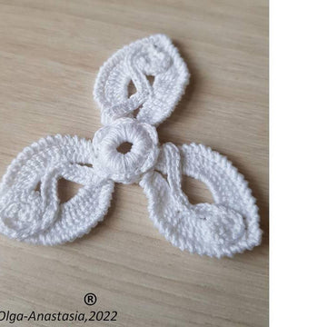 Flower with 3 petals and scrolls on top