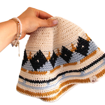 Cappello pescatora a secchiello uncinetto tecnica tapestry