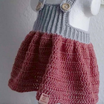 Häkelanleitung für ein entzückendes Baby Trägerkleid