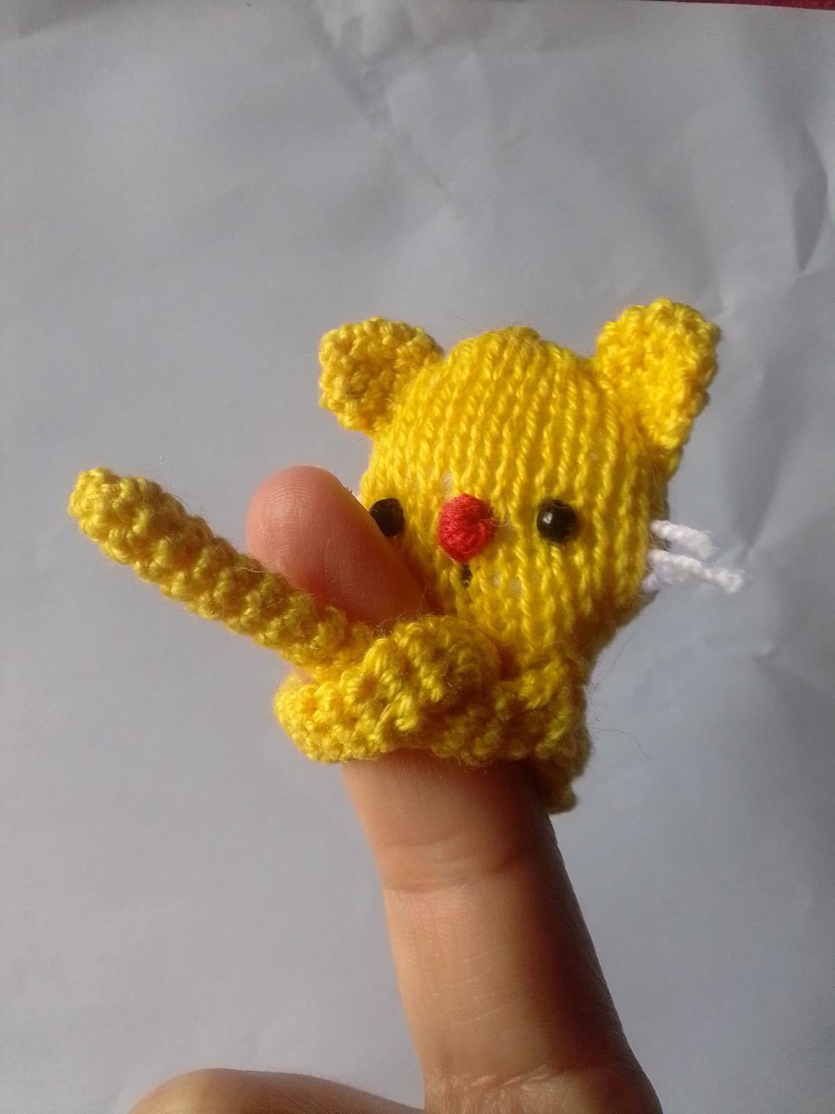 YELLOW CAT (Brooch or Pin)knit