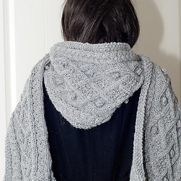 Marit - Hooded scarf with cables and nubs