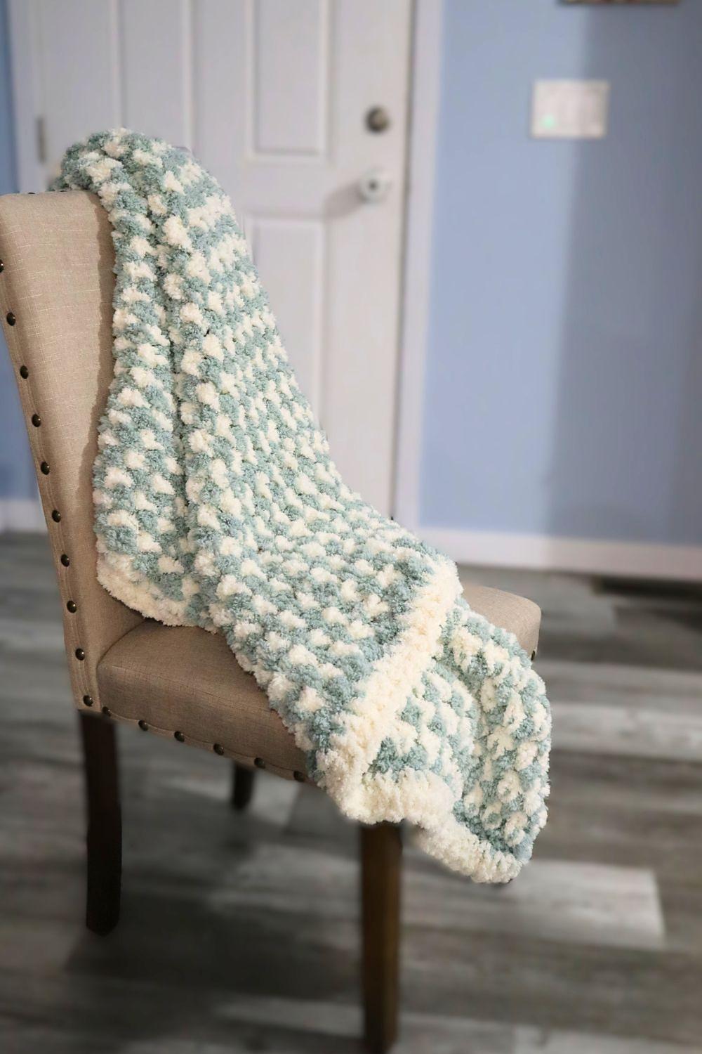 Quick and Easy Fluffy Throw Blanket