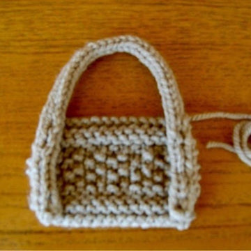 'Bitsy' Basket for favours, sweets, toys. In Patons Fab DK