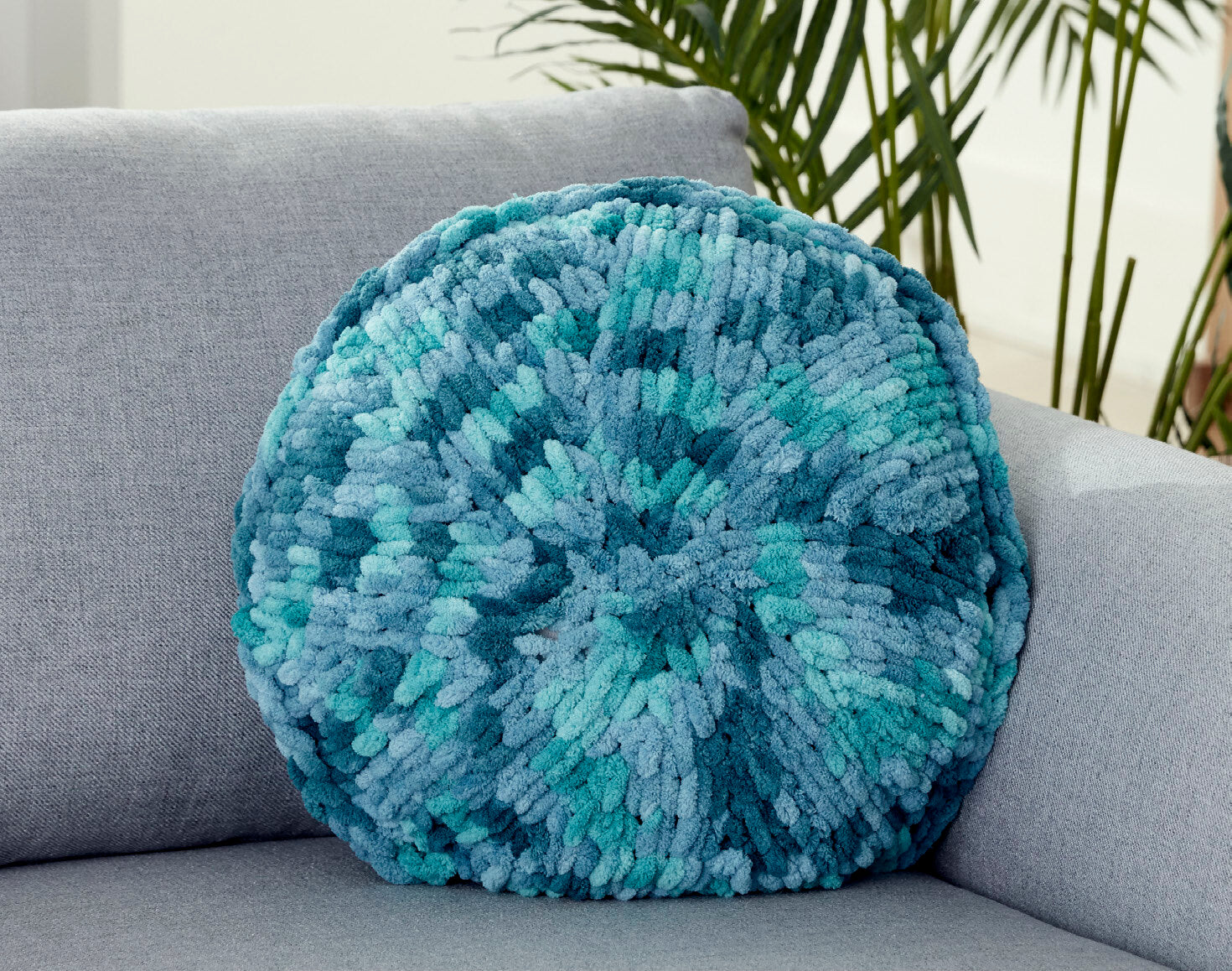 Round Pillow in Bernat Alize Blanket-EZ - Downloadable PDF