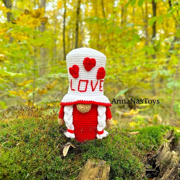 Gnome Valentina in red