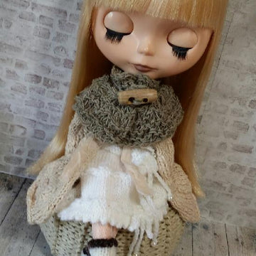 Chunky knit capelet for 12" Blythe doll