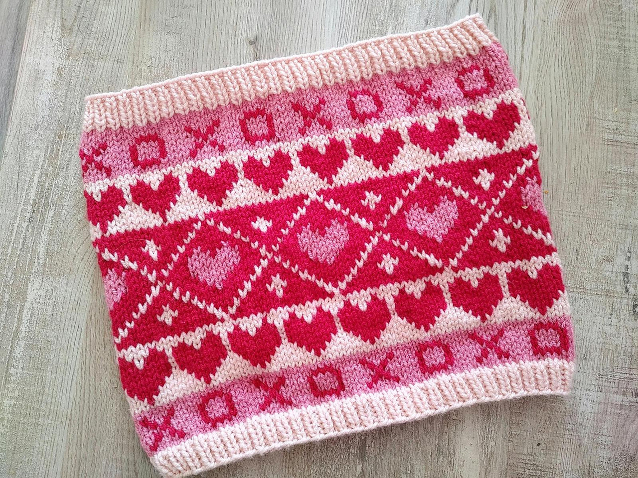 Hearts & Kisses Cowl