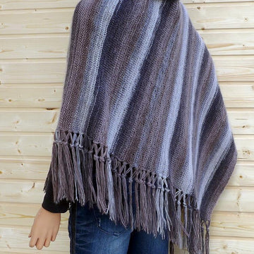 Trendy poncho with fringes