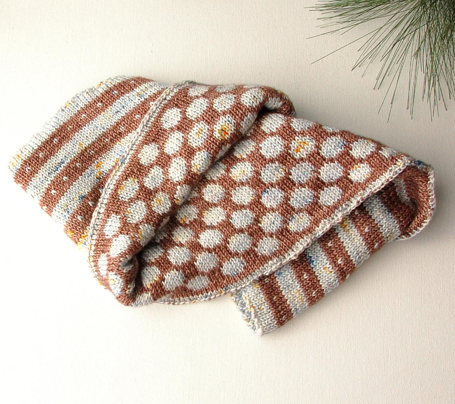 Dots cowl