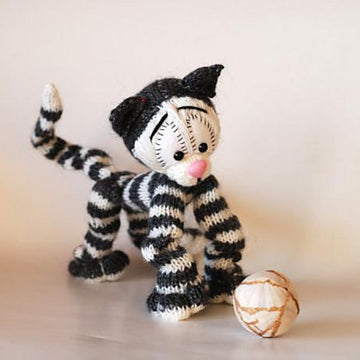 Playful Tabby cat ( a wire skeleton inside) - knitting pattern (knitted round)