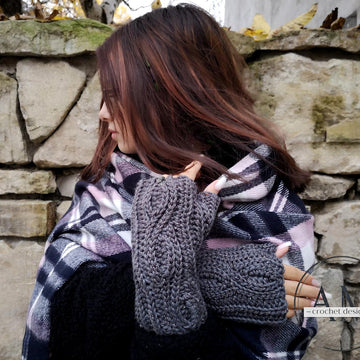 Cables knit-look mitts
