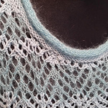 Streifenpulli im Materialmix
