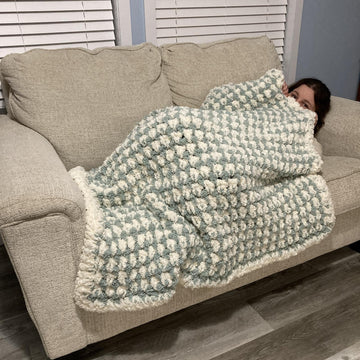 Quick and Easy Fluffy Throw Blanket