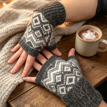 Supersoft Alpaca Geometric Mitts