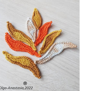 Leaves in three sizes in autumn crochet decor