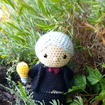 Iconic people Amigurumi crochet Antoinette Napoleon Bonaparte Aretha Franklin Thomas Edison Obama Jane Goodall Julius Caesar