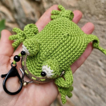 Frog coin purse keychain bag charm with clover kiss clasp crochet pattern T34