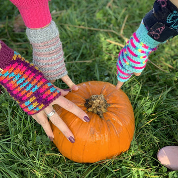 Bee cosy fingerless mitts