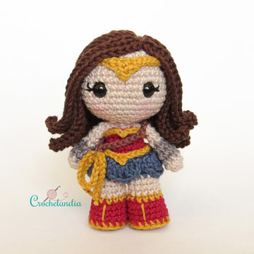 Wonder Woman 1984 amigurumi doll - crochet pattern by Crochelandia