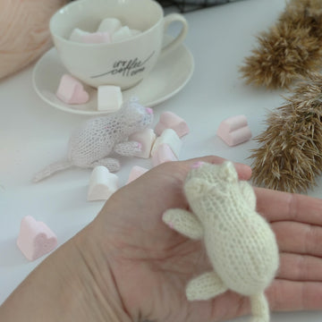 Granny knitting pattern and kitty