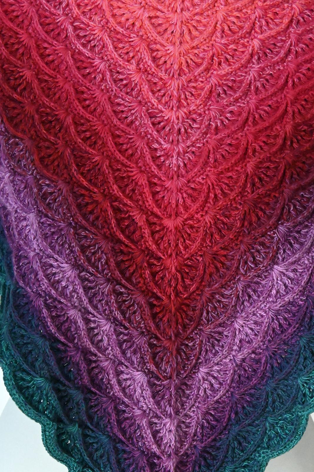 Triangular shawl "Aurelia"