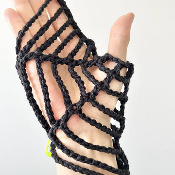 Hexi Mittens Spider Web