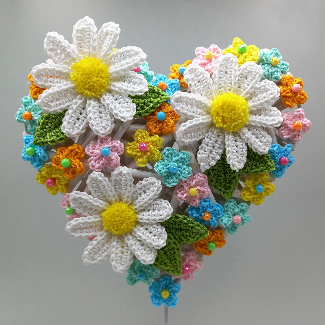 Willow deco with daisies - easy from scraps of yarn