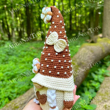 Gnome with cotton (girl)