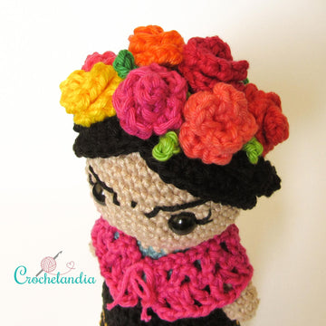 Frida amigurumi doll - crochet pattern by Crochelandia