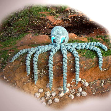 OCTAVIUS OCTOPUS toy crochet pattern by Georgina Manvell
