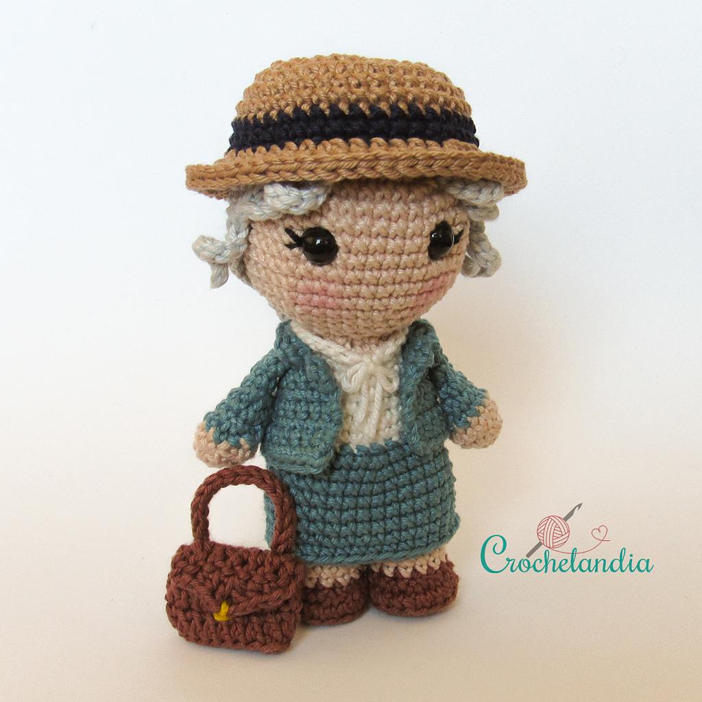 Miss Marple amigurumi doll - crochet pattern by Crochelandia
