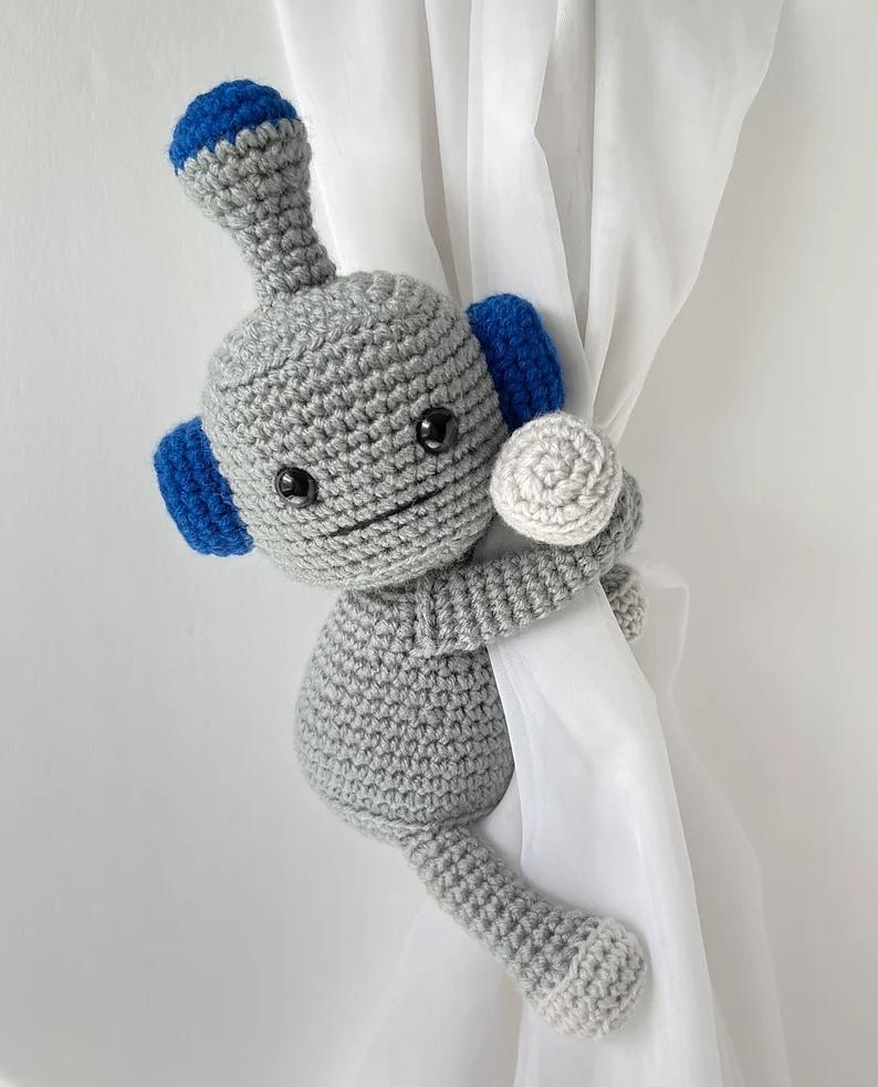 Robot curtain tieback
