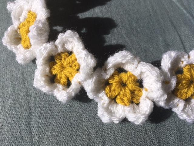 Daisy chain head band